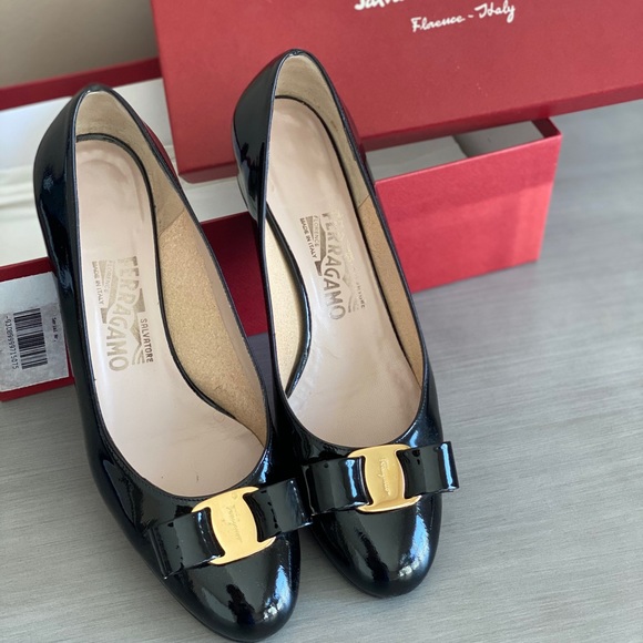 (SOLD) Salvatore Ferragamo Vara Bow Patent Leather Pumps - Picture 2 of 9